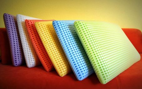 Unterschiedliche Kissen in Farbe, Größen und Duft
